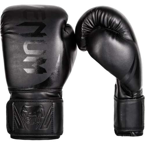 Un par de guantes de boxeo de color negro de la marca venum challenger