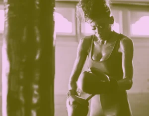mujer sudada despues de practicar boxeo