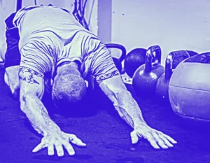 hombre practicando fitness a los 40