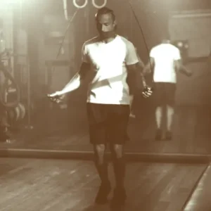 hombre saltando a la comba