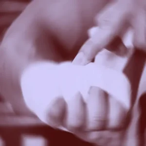 Boxeador vendandose las manos